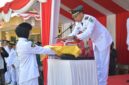 Pasukan Paskibraka SMA Negeri 1 Galis saat menyerahkan Sang Saka Merah Putih kepada Inspektur Upacara pada peringatan HUT ke-80 RI di Lapangan SMA Negeri 1 Galis, Pamekasan. (Foto/Klik Times). 