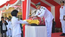 Pasukan Paskibraka SMA Negeri 1 Galis saat menyerahkan Sang Saka Merah Putih kepada Inspektur Upacara pada peringatan HUT ke-80 RI di Lapangan SMA Negeri 1 Galis, Pamekasan. (Foto/Klik Times). 
