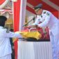 Pasukan Paskibraka SMA Negeri 1 Galis saat menyerahkan Sang Saka Merah Putih kepada Inspektur Upacara pada peringatan HUT ke-80 RI di Lapangan SMA Negeri 1 Galis, Pamekasan. (Foto/Klik Times). 