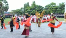 Penampilan siswa-siswi terbaik Sumenep membuka upacara detik-detik Proklamasi HUT ke-80 RI dengan lagu dan puisi bertema Indonesia Pusaka. (Foto/Klik Times). 