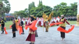 Penampilan siswa-siswi terbaik Sumenep membuka upacara detik-detik Proklamasi HUT ke-80 RI dengan lagu dan puisi bertema Indonesia Pusaka. (Foto/Klik Times). 
