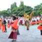 Penampilan siswa-siswi terbaik Sumenep membuka upacara detik-detik Proklamasi HUT ke-80 RI dengan lagu dan puisi bertema Indonesia Pusaka. (Foto/Klik Times). 