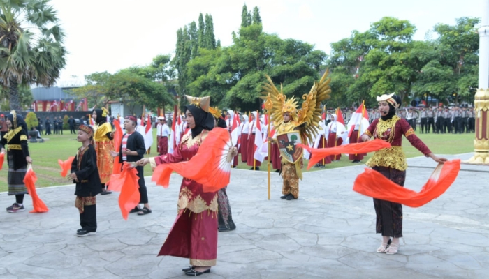 Penampilan siswa-siswi terbaik Sumenep membuka upacara detik-detik Proklamasi HUT ke-80 RI dengan lagu dan puisi bertema Indonesia Pusaka. (Foto/Klik Times). 