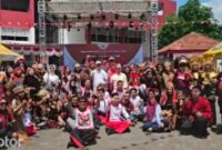 Ketua FPK Jatim R.H. Mohammad Ali Zaini bersama perwakilan 60 suku dan 3 etnis dalam Gebyar Cangkrukan Merdeka di Surabaya. Foto/Klik Times. 
