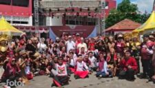 Ketua FPK Jatim R.H. Mohammad Ali Zaini bersama perwakilan 60 suku dan 3 etnis dalam Gebyar Cangkrukan Merdeka di Surabaya. Foto/Klik Times. 