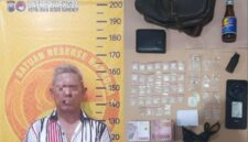 Tersangka ARA (58) bersama barang bukti saat diamankan di Mapolres Sumenep. Foto/Humas.