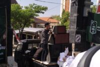 ADA APA: Foto ini menunjukkan bahwa di awal aksi demonstrasi, bendera organisasi mahasiswa masih terpasang rapi. Namun, saat aksi berakhir, bendera HMI sudah tidak lagi terlihat. Foto/Klik Times. 