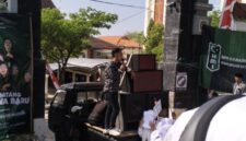 ADA APA: Foto ini menunjukkan bahwa di awal aksi demonstrasi, bendera organisasi mahasiswa masih terpasang rapi. Namun, saat aksi berakhir, bendera HMI sudah tidak lagi terlihat. Foto/Klik Times. 