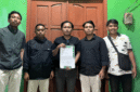 Ketua dan pengurus HMI menunjukkan STTLP yang dilayangkan ke Satreskrim Polres Pamekasan. Foto/Faynani.