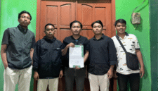 Ketua dan pengurus HMI menunjukkan STTLP yang dilayangkan ke Satreskrim Polres Pamekasan. Foto/Faynani.