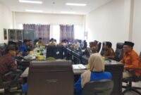 Suasana audiensi Aliansi BEM se-Kabupaten Sumenep bersama DPRD dan sejumlah OPD membahas polemik data bansos. Foto/Klik Times. 