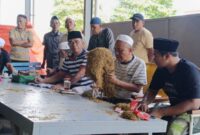 Suasana pembelian tembakau di gudang PR Bahagia milik Haji Mukmin, Sumenep. Foto/Klik Times. 