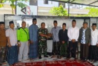 Danramil 0827/07 Guluk-Guluk dan Ketua PAC Ansor berjabat tangan sebagai simbol perdamaian. Foto/Klik Times. 