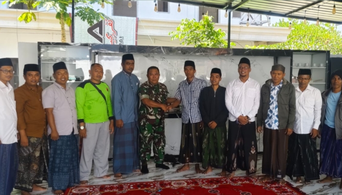 Danramil 0827/07 Guluk-Guluk dan Ketua PAC Ansor berjabat tangan sebagai simbol perdamaian. Foto/Klik Times. 