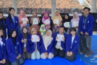 Mahasiswa KKN mendampingi ibu-ibu PKK Desa Genengwaru dalam Workshop Menyulam sebagai upaya pemberdayaan ekonomi keluarga. (Foto: Klik Times). 