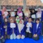 Mahasiswa KKN mendampingi ibu-ibu PKK Desa Genengwaru dalam Workshop Menyulam sebagai upaya pemberdayaan ekonomi keluarga. (Foto: Klik Times). 