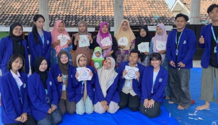 Mahasiswa KKN mendampingi ibu-ibu PKK Desa Genengwaru dalam Workshop Menyulam sebagai upaya pemberdayaan ekonomi keluarga. (Foto: Klik Times). 