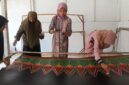 PELATIHAN: Peserta pelatihan batik tulis kontemporer tengah mempraktikkan teknik membatik di Balai Pelatihan Kerja MA Miftahul Ulum, Sampang. 