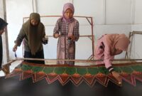 PELATIHAN: Peserta pelatihan batik tulis kontemporer tengah mempraktikkan teknik membatik di Balai Pelatihan Kerja MA Miftahul Ulum, Sampang. 