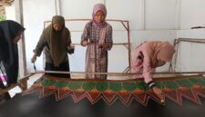PELATIHAN: Peserta pelatihan batik tulis kontemporer tengah mempraktikkan teknik membatik di Balai Pelatihan Kerja MA Miftahul Ulum, Sampang. 