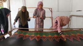 PELATIHAN: Peserta pelatihan batik tulis kontemporer tengah mempraktikkan teknik membatik di Balai Pelatihan Kerja MA Miftahul Ulum, Sampang. 