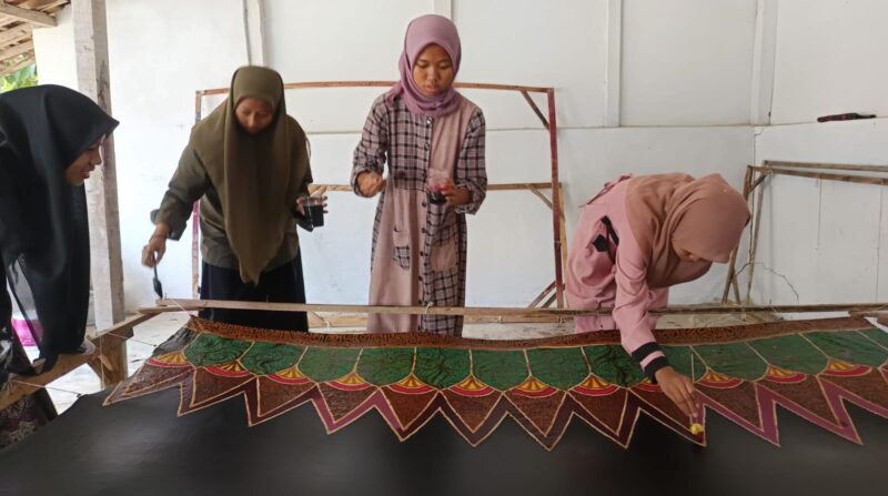 PELATIHAN: Peserta pelatihan batik tulis kontemporer tengah mempraktikkan teknik membatik di Balai Pelatihan Kerja MA Miftahul Ulum, Sampang. 