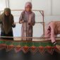 PELATIHAN: Peserta pelatihan batik tulis kontemporer tengah mempraktikkan teknik membatik di Balai Pelatihan Kerja MA Miftahul Ulum, Sampang. 