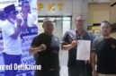 LAPORAN: Jurnalis Detikzone BG didampingi Ketua LSM GMBI Kediri Raya Indra Eka Januar Gunawan saat melaporkan dugaan penghalangan kerja jurnalistik ke Polresta Kediri. 