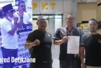 LAPORAN: Jurnalis Detikzone BG didampingi Ketua LSM GMBI Kediri Raya Indra Eka Januar Gunawan saat melaporkan dugaan penghalangan kerja jurnalistik ke Polresta Kediri. 