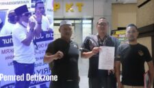 LAPORAN: Jurnalis Detikzone BG didampingi Ketua LSM GMBI Kediri Raya Indra Eka Januar Gunawan saat melaporkan dugaan penghalangan kerja jurnalistik ke Polresta Kediri. 