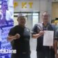 LAPORAN: Jurnalis Detikzone BG didampingi Ketua LSM GMBI Kediri Raya Indra Eka Januar Gunawan saat melaporkan dugaan penghalangan kerja jurnalistik ke Polresta Kediri. 