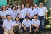 Relawan Laskar Prabowo 08 memberikan layanan gunting rambut gratis dan membagikan paket sembako kepada lansia di Rumah Lansia Atmabrata, Cilincing, Jakarta Utara (Foto/Klik Times). 