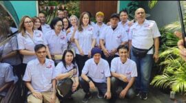 Relawan Laskar Prabowo 08 memberikan layanan gunting rambut gratis dan membagikan paket sembako kepada lansia di Rumah Lansia Atmabrata, Cilincing, Jakarta Utara (Foto/Klik Times). 