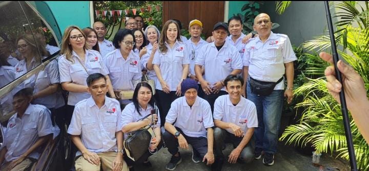 Relawan Laskar Prabowo 08 memberikan layanan gunting rambut gratis dan membagikan paket sembako kepada lansia di Rumah Lansia Atmabrata, Cilincing, Jakarta Utara (Foto/Klik Times). 