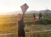 Warga Sumenep Antusias Main Layangan di Musim Tembakau, Pinggiran Jalan Raya Jadi Pusat Keramaian