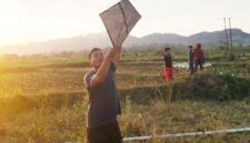 Ayik, Warga Desa Bragung, Kecamatan Guluk-guluk, tampak antusias menerbangkan layangan di sela musim tembakau (Foto/Klik Times).