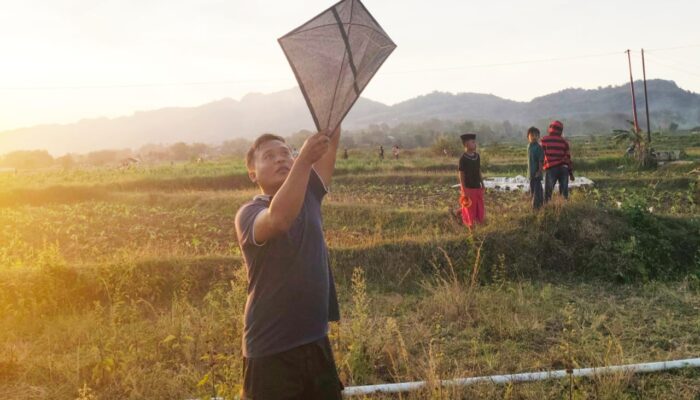 Warga Sumenep Antusias Main Layangan di Musim Tembakau, Pinggiran Jalan Raya Jadi Pusat Keramaian