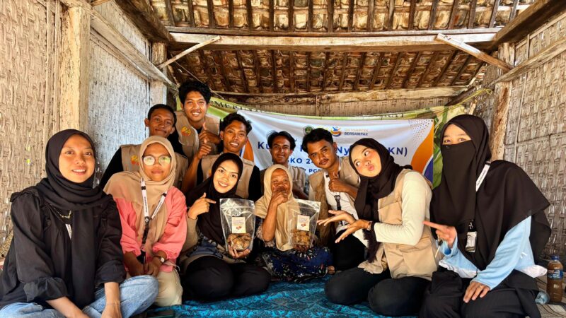 Pendampingan UMKM gula merah oleh mahasiswa KKN Universitas PGRI Sumenep di Desa Romben Barat. Foto/Klik Times. 
