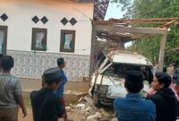 Mobil yang meledak di garasi rumah warga Desa Tambaagung Tengah, Kecamatan Ambunten, Sumenep, tampak rusak. Foto/Klik Times. 