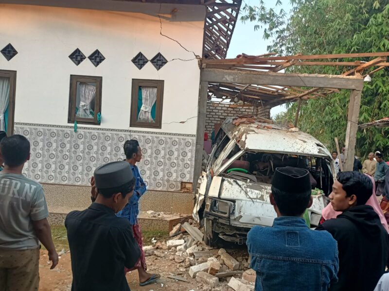Mobil yang meledak di garasi rumah warga Desa Tambaagung Tengah, Kecamatan Ambunten, Sumenep, tampak rusak. Foto/Klik Times. 