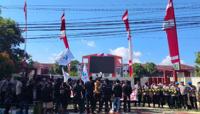 APMS Gelar Aksi Demonstrasi di depan Pemkab Sumenep. Foto/Klik Times. 