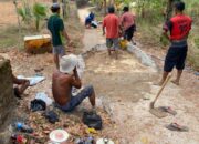 Kerusakan Jalan di Lenteng Barat Tak Kunjung Diperbaiki, Warga Ambil Inisiatif