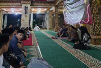 Suasana Istighosah Kebangsaan Halaqoh BEM Pesantren se-Indonesia di Pondok Pesantren Karomatu Qodiri, Ciputat, Tangerang Selatan, Selasa malam (2/9/2025), dipimpin oleh KH. Suja'i. Foto/Klik Times. 