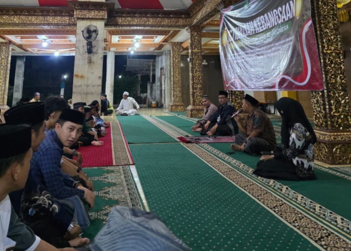 Suasana Istighosah Kebangsaan Halaqoh BEM Pesantren se-Indonesia di Pondok Pesantren Karomatu Qodiri, Ciputat, Tangerang Selatan, Selasa malam (2/9/2025), dipimpin oleh KH. Suja'i. Foto/Klik Times. 