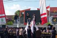 APMS Gelar Aksi Demonstrasi di Halaman Kantor Pemkab Sumenep. Foto/Klik Times. 