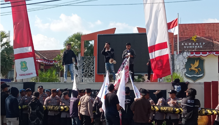 APMS Gelar Aksi Demonstrasi di Halaman Kantor Pemkab Sumenep. Foto/Klik Times. 