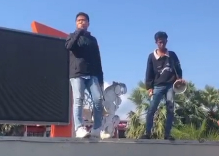 Koorlap aksi, Dedy Wahyudi, meletupkan kekecewaannya atas absennya Bupati dalam aksi demontrasi. Foto/Klik Times. 