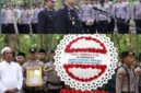 Kapolres Sumenep bersama jajaran memberikan penghormatan terakhir kepada almarhum Bripka Rahmat Hidayat. Foto/Klik Times. 