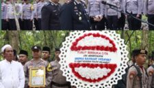 Kapolres Sumenep bersama jajaran memberikan penghormatan terakhir kepada almarhum Bripka Rahmat Hidayat. Foto/Klik Times. 