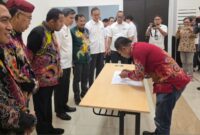 Penyerahan izin NPPBKC kepada 11 pabrik rokok Sumenep di Kantor DJBC Jatim I, Sidoarjo. Foto/Klik Times. 